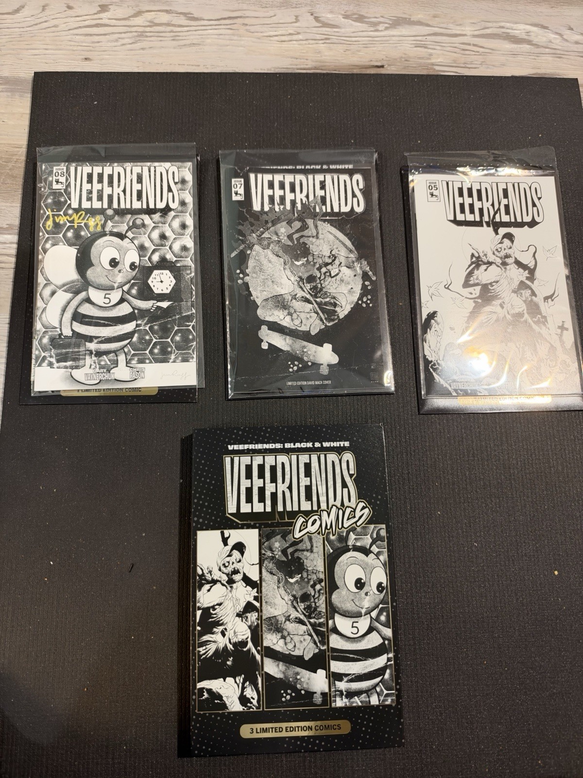 VeeFriends Koala Case Comics /499 Comics 5,7,8 Black & White Auto Gary Bee
