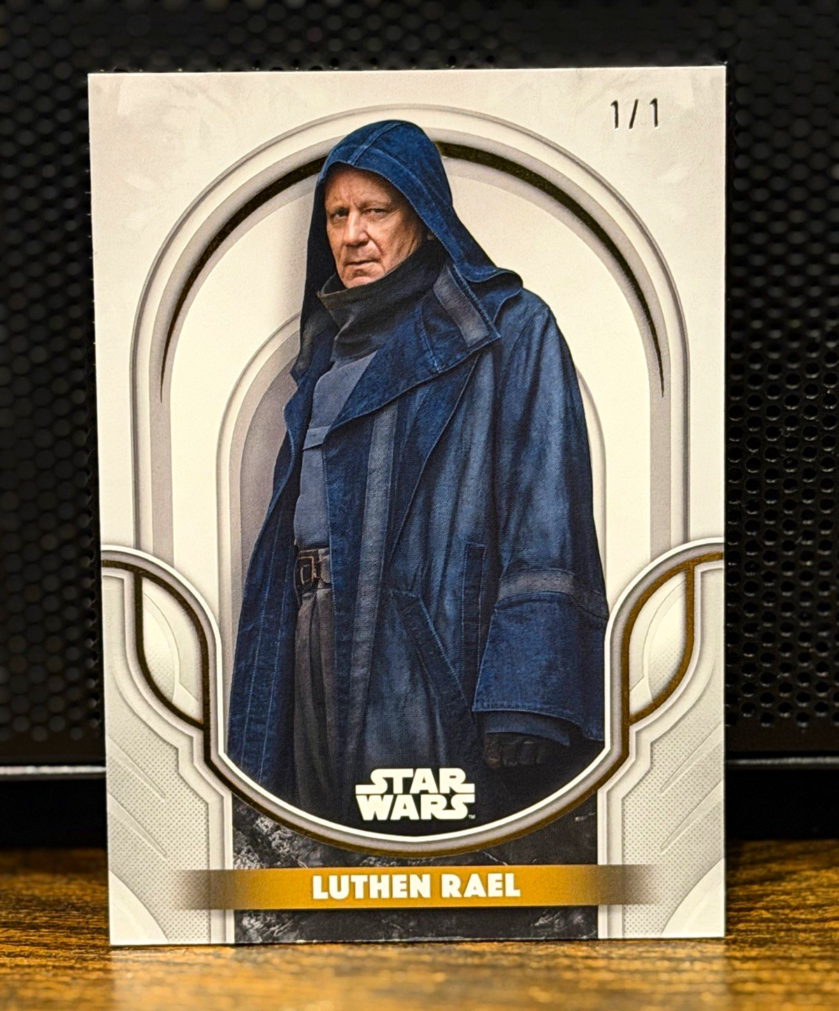 Topps Star Wars Smugglers Outpost GA-37 Luthen Rael 1/1 GOLD