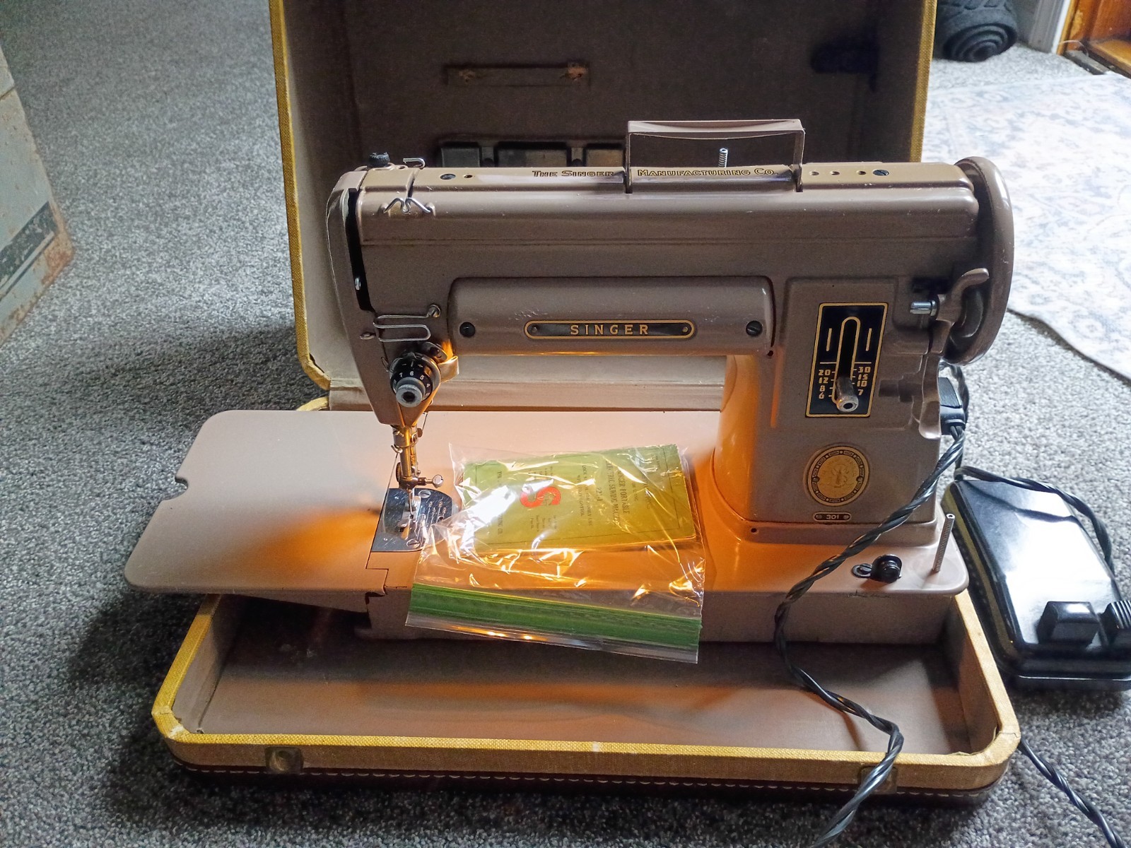 Singer 301A Sewing Machine WORKS w/Case Vintage 