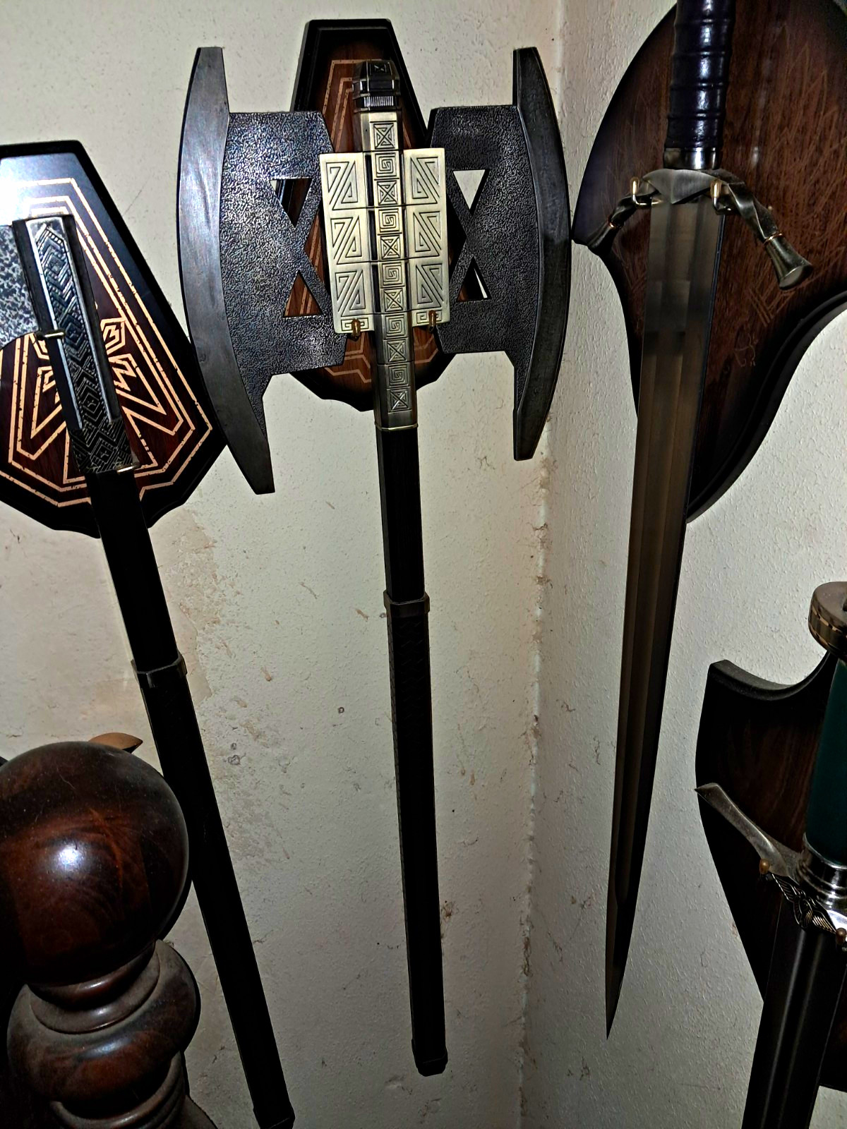 RARE DISCONTINUED LORD OF THE RINGS UC1397 UNITED CUTLERY GIMLI BATTLE AXE MINT