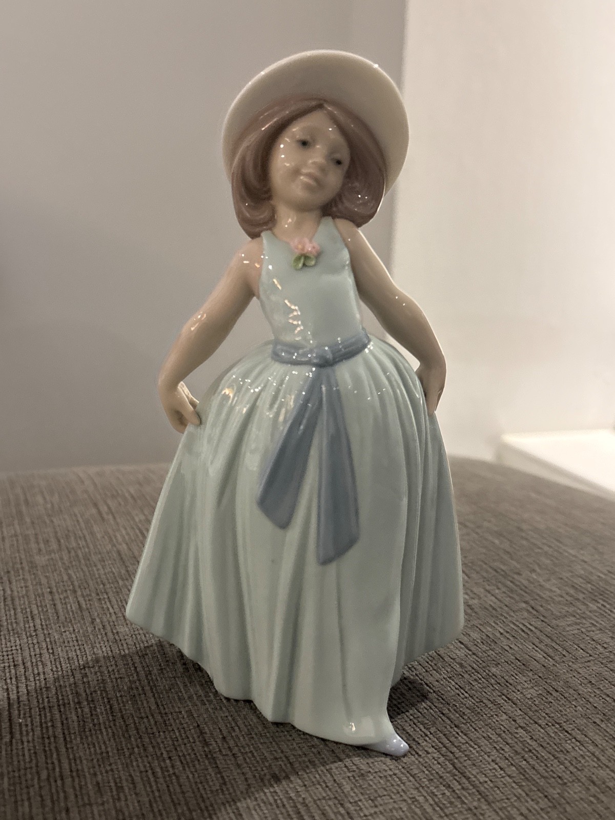 VINTAGE Lladro Figurine Rose - Girl with Hat & Rose #6275, Spain VINTAGE Lladro Figurine Rose - Girl with Hat & Rose #6275, Spain