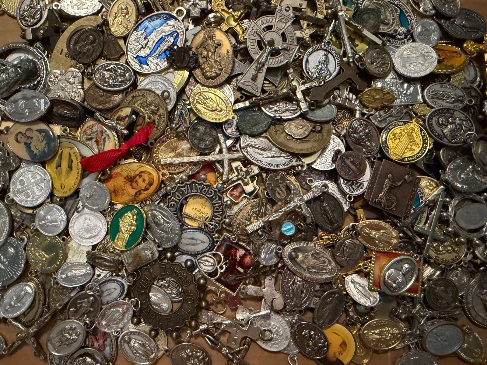 LOT OF OVER 2 LBS. ANTIQUE & VINTAGE CATHOLIC RELIGIOUS HOLY MEDALS PENDANTS