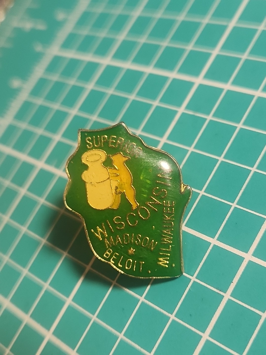 Vtg Wisconsin State Shaped Souvenir Gold Tone Lapel Pin