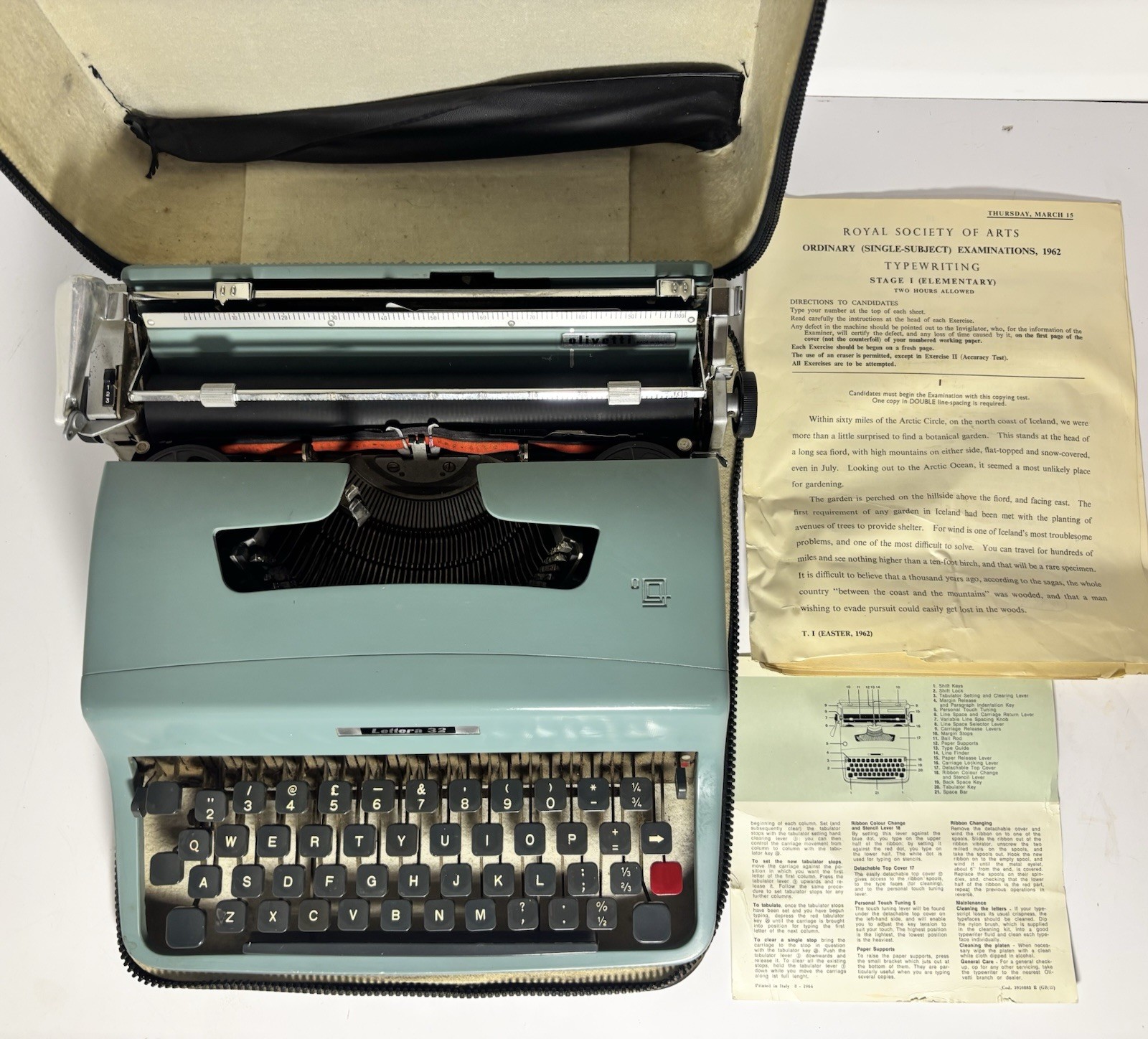 Olivetti Lettera 32 Portable Typewriter with case Made in Italy