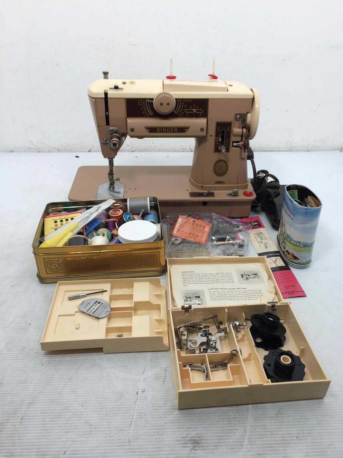 Vintage Singer Sewing Machine Slant O Matic 401A Many Accessories Tested/Working