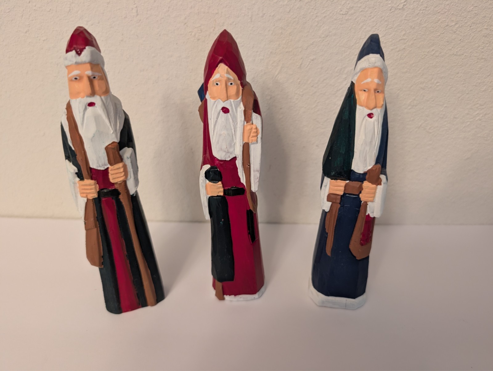 (3) Unbranded Wood Santa Figurines Set of 3 Folk Art Xmas VGC 6.75\