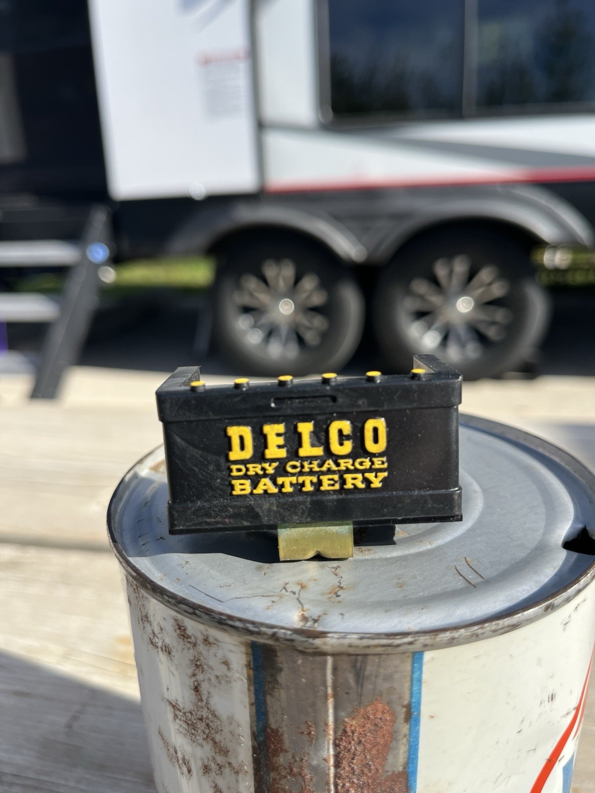 Vintage 1950s Delco Dry Charge Battery Coin Change Holder Visor Clip Advertising