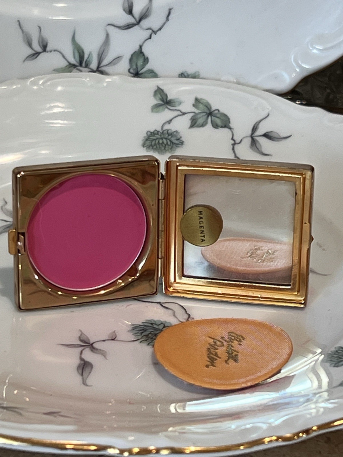 VINTAGE ELIZABETH ARDEN CHEEK ROUGE BLUSH GOLD METAL COMPACT NEW MAGENTA VINTAGE ELIZABETH ARDEN CHEEK ROUGE BLUSH GOLD METAL COMPACT NEW MAGENTA