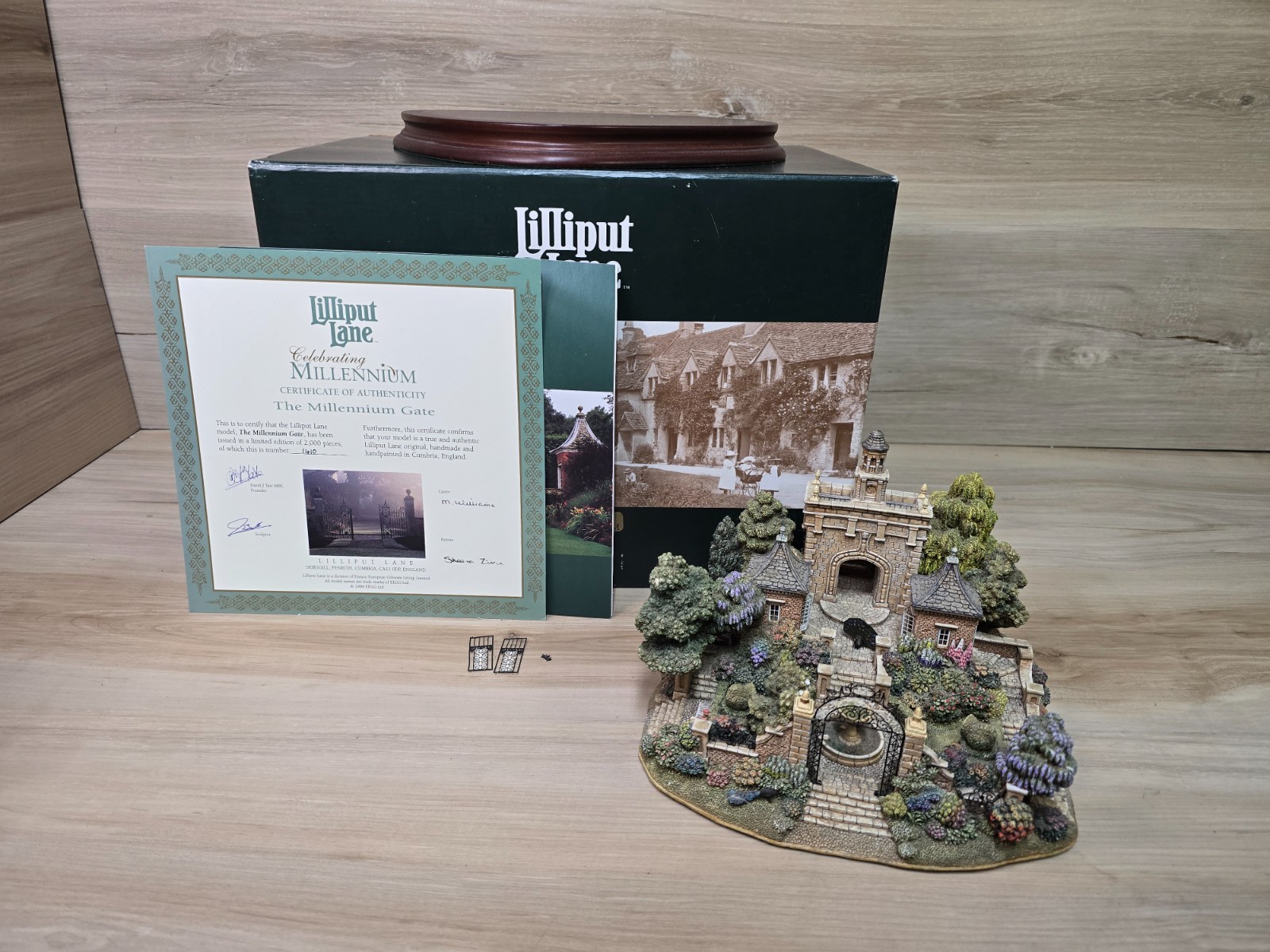 Lilliput Lane The Millenium Gate 1410/2000 Handmade in England Box & Deed