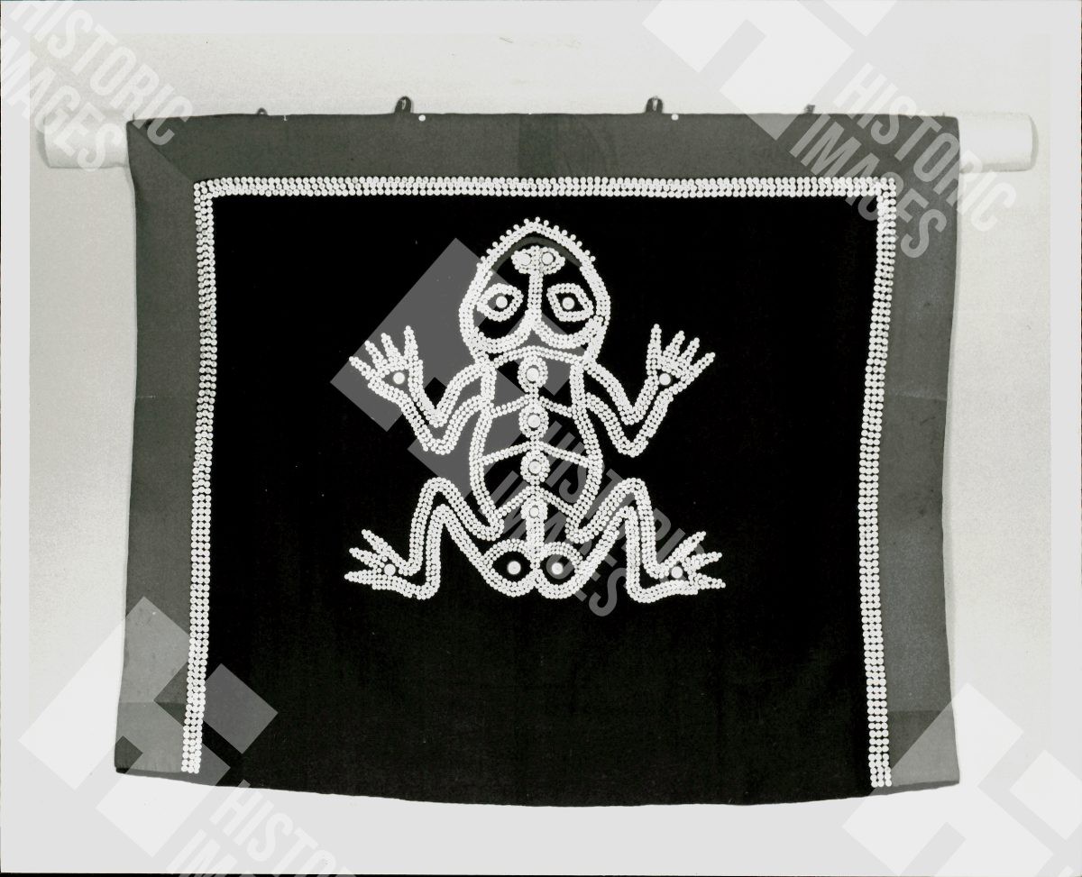 1987 Press Photo of a Tlingit button blanket with frog crest