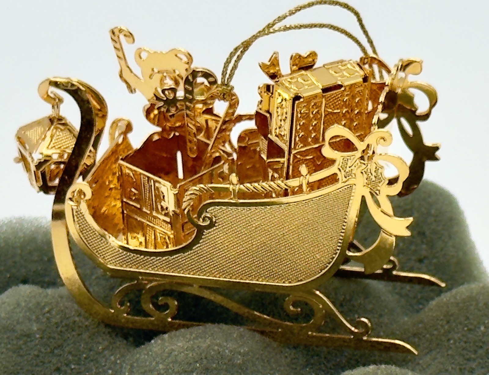 Marvelous Vintage 1992 Danbury Mint 23K Gold Christmas Ornament “ Sleigh”