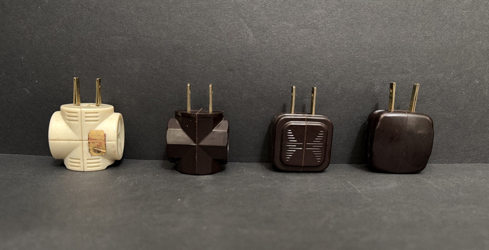 Lot of 4 Vintage Bakelite & Plaskon 3-Way Outlet Adapters Cube Taps Art Deco