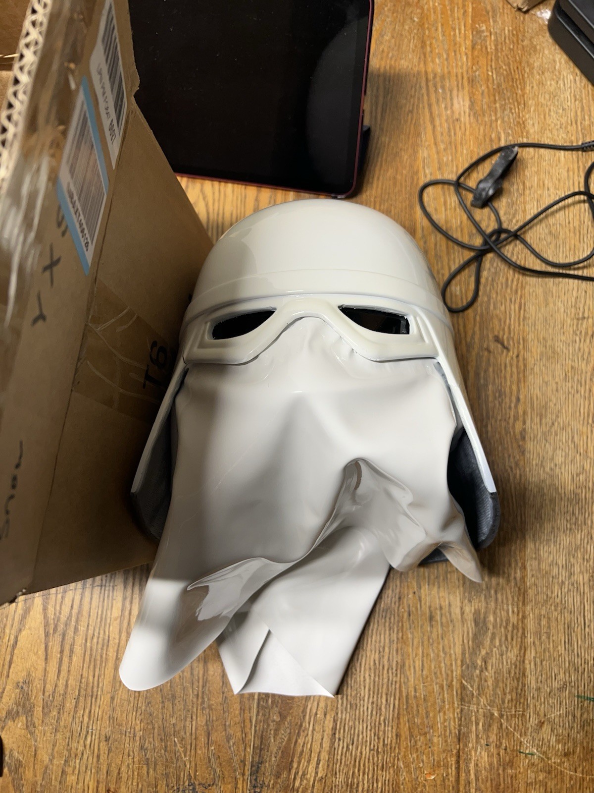 Xcoser Star Wars Imperial Snowtrooper Helmet Cosplay Props Resin Replica Cracked Xcoser Star Wars Imperial Snowtrooper Helmet Cosplay Props Resin Replica Cracked