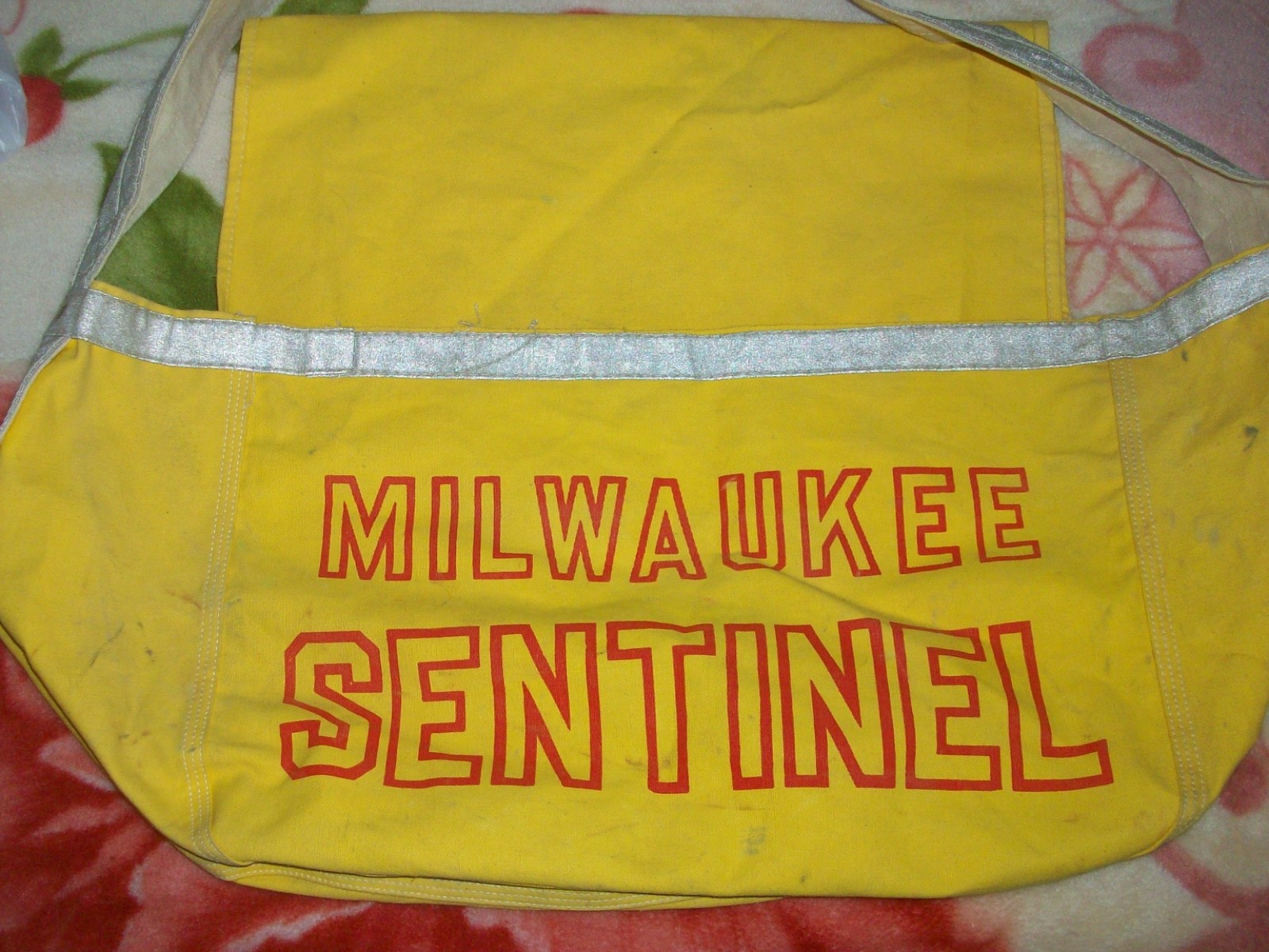 Vintage 1970s Milwaukee Sentinel Newspaper Paper Boy Carrier Bag Wisconsin