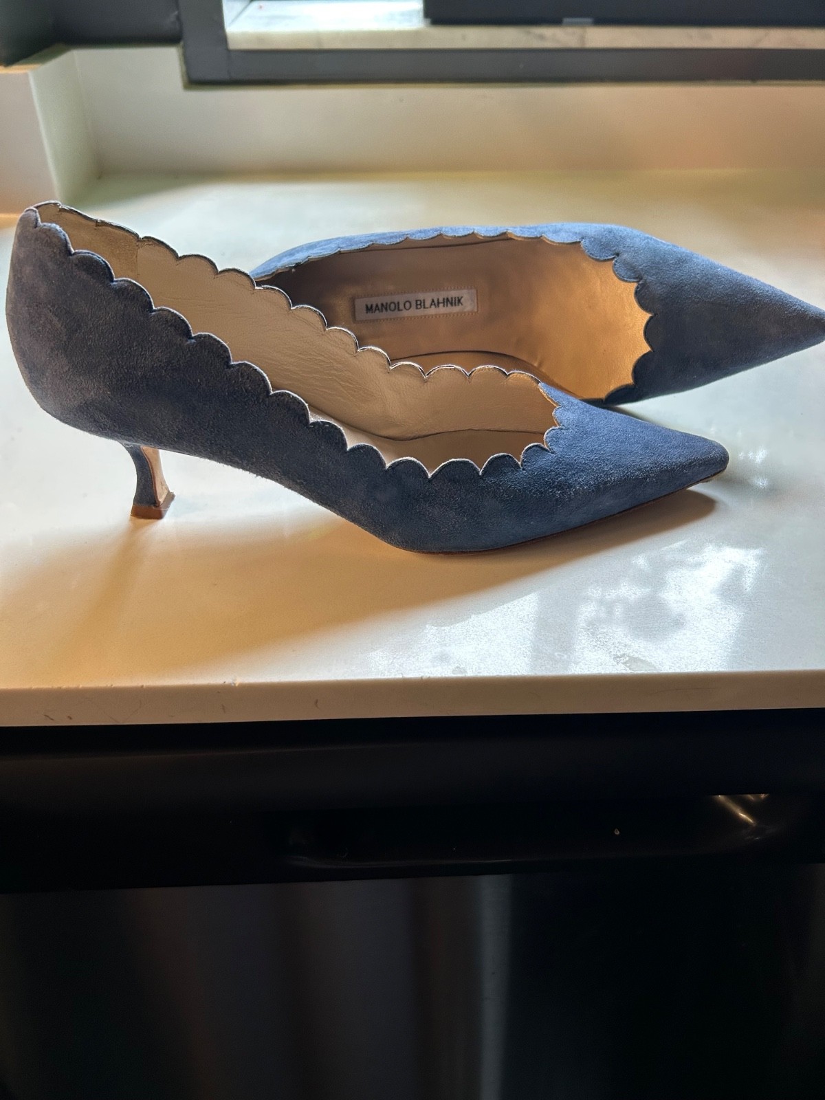 Manolo Blahnik cornflower blue suede kitten heel pump 39.5