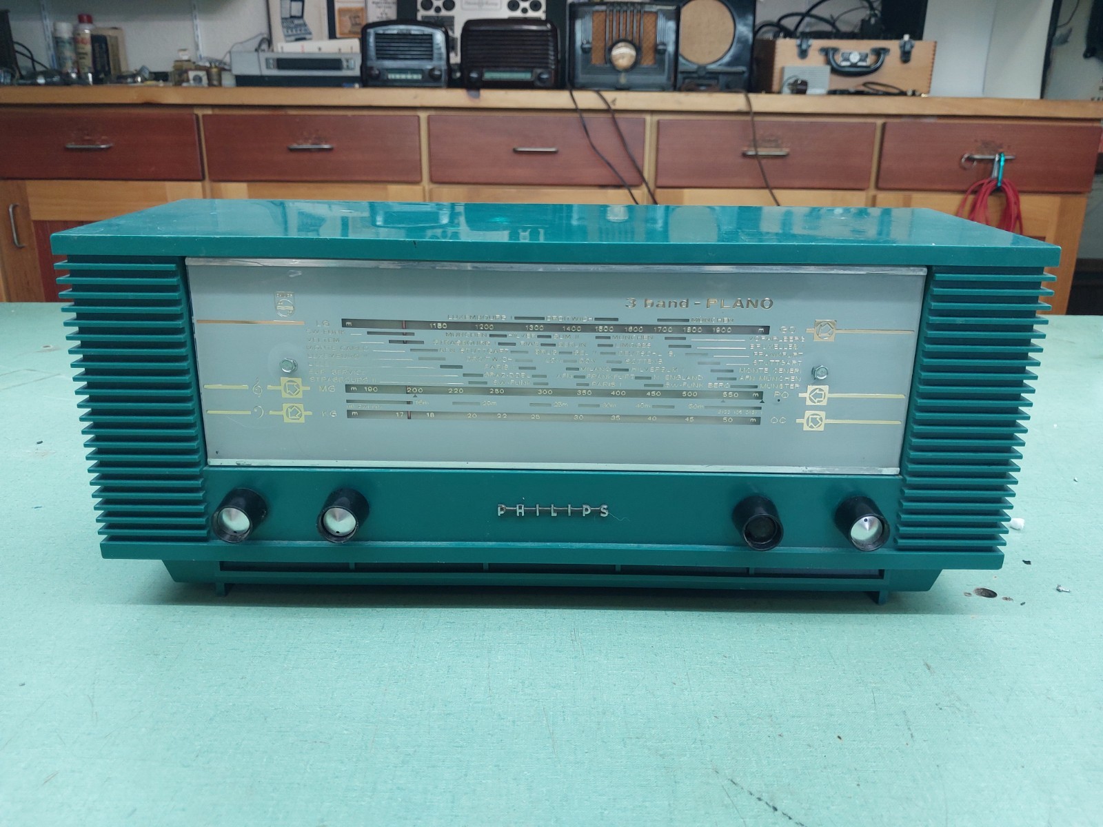 Vintage Philips Plano B3X40U / 00X In a nice green and working tube radio
