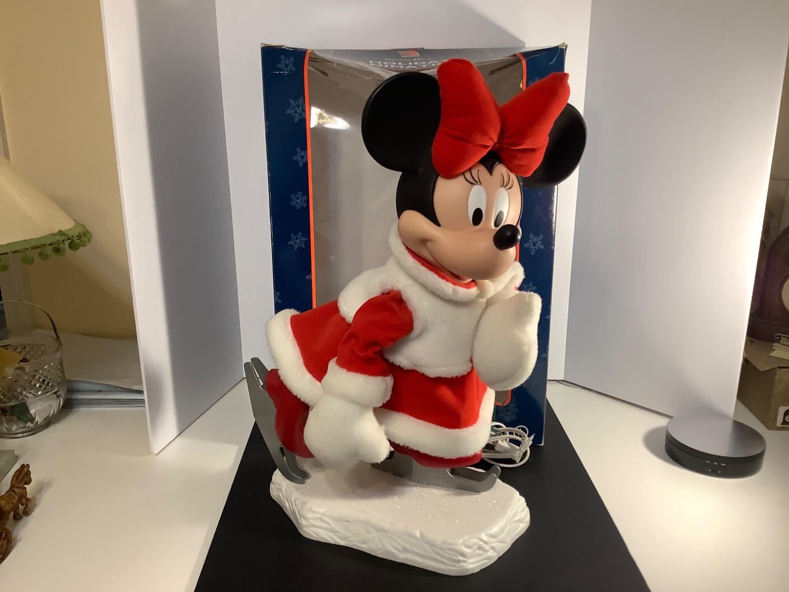 VINTAGE 1998 CHRISTMAS MINNIE MOUSE ICE SKATING HOLIDAY ANIMATION WITH BOX