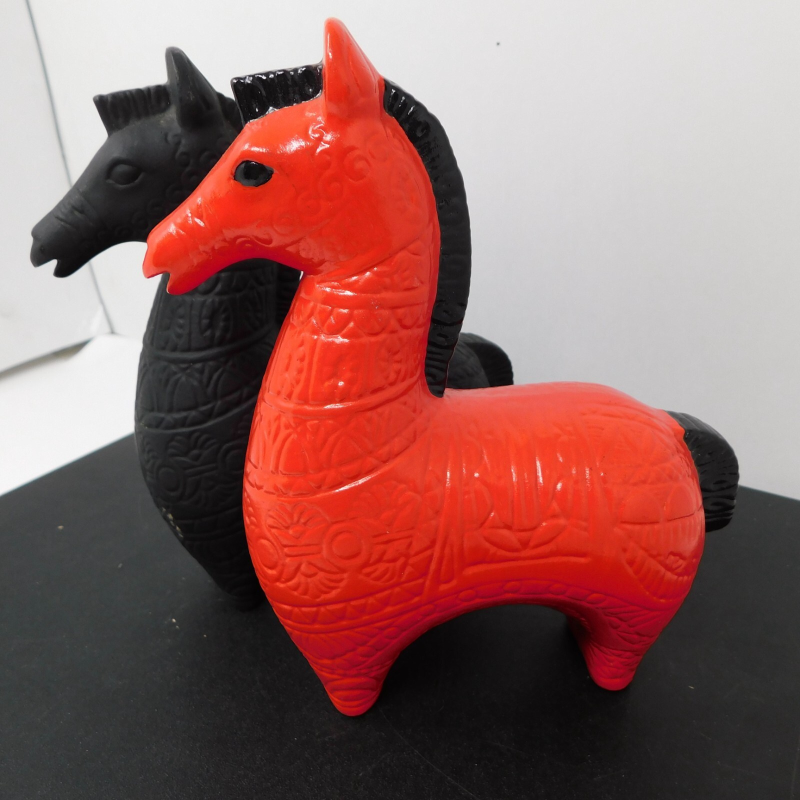 Lot of 2 VTG MCM Ceramic Horse Figurine Red Black 6.5\ Lot of 2 VTG MCM Ceramic Horse Figurine Red Black 6.5\