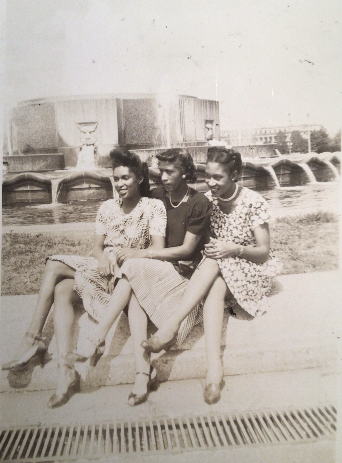 1940’s PHOTO Three Beautiful Young Lady African American Black Showing Legs 1940’s PHOTO Three Beautiful Young Lady African American Black Showing Legs