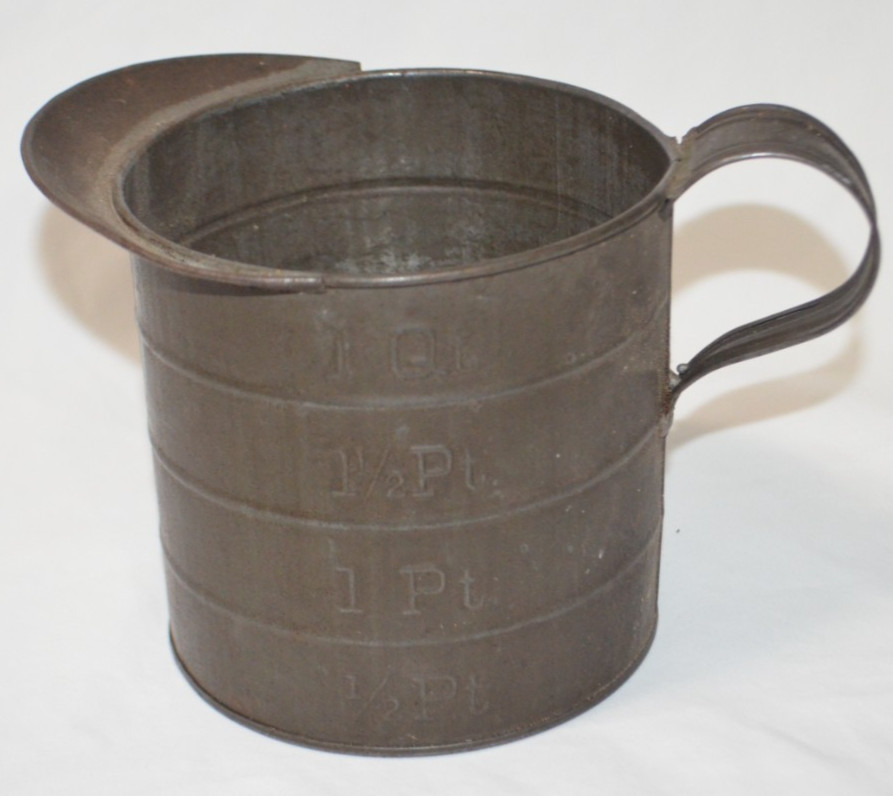 Early Vintage Primitive Antique Tin 1 qt Liquid Measuring Cup Pitcher Farmhouse