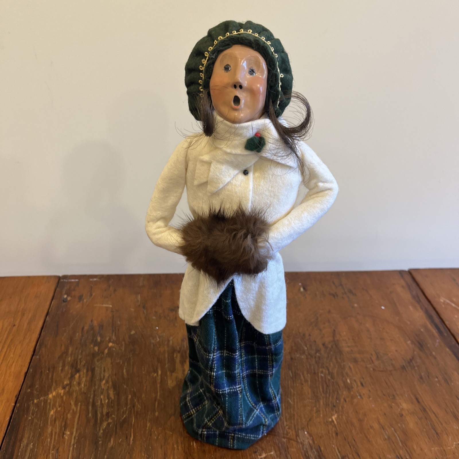 1989 BYERS CHOICE CHRISTMAS CAROLER Woman Brown Hair, Green Plaid White Coat 1989 BYERS CHOICE CHRISTMAS CAROLER Woman Brown Hair, Green Plaid White Coat