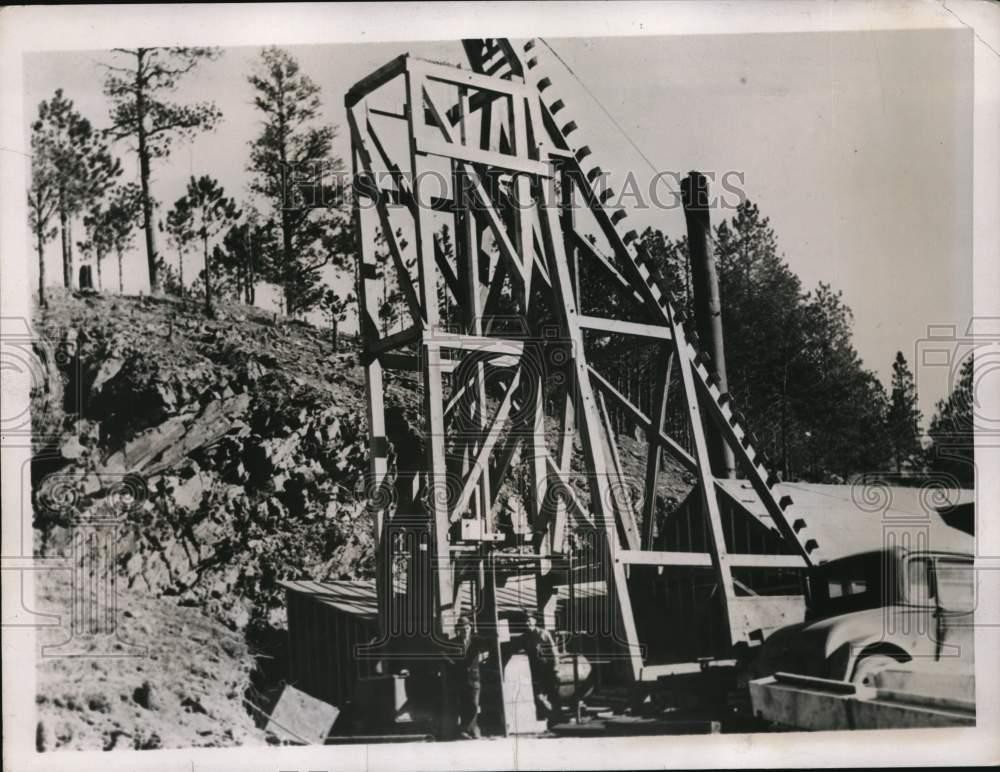 1937 Press Photo Keystone SD men stand at an abandoned mine being reopened