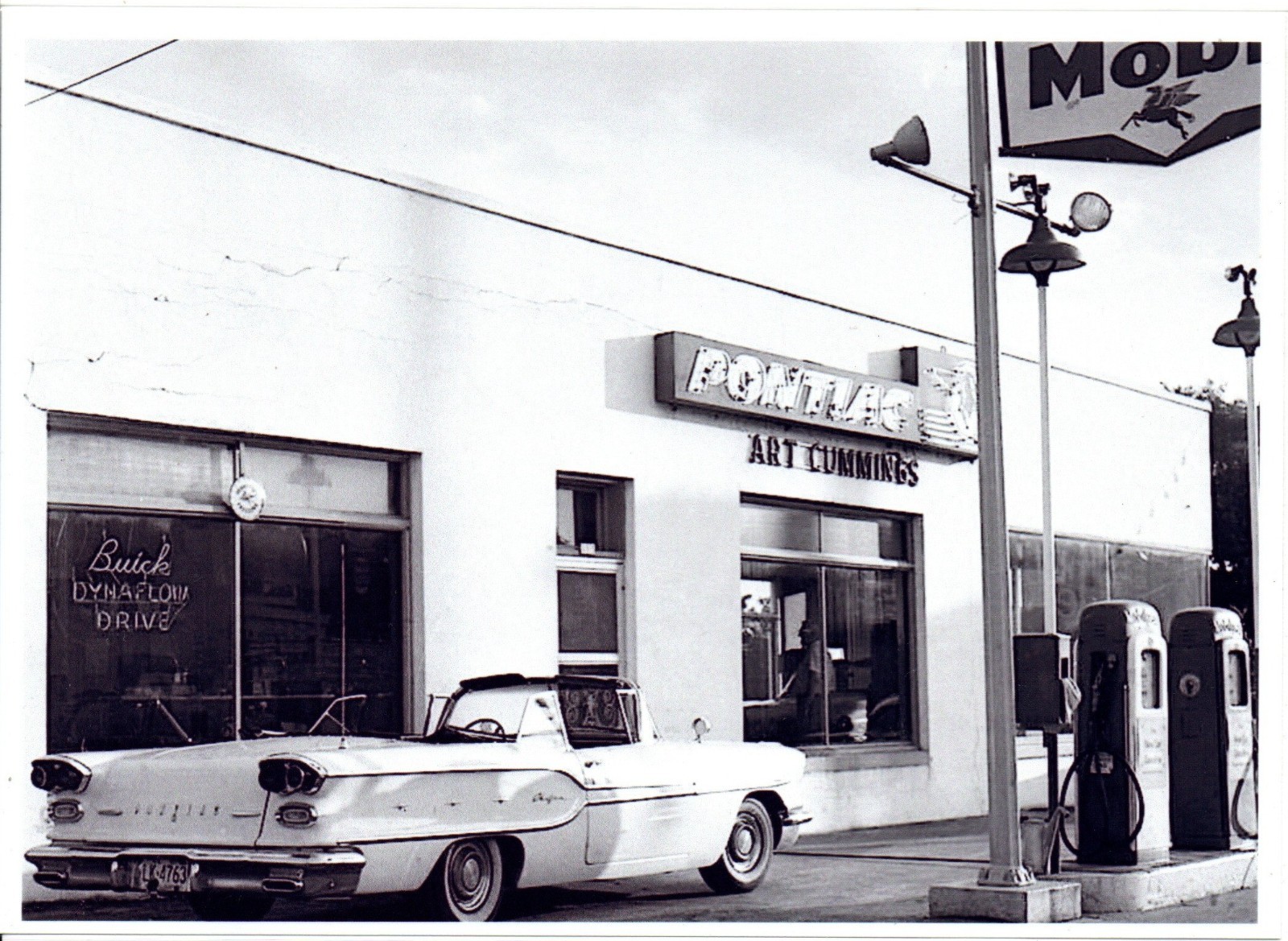 1958 Pontiac Convertible Pontiac Dealer Mobil Gas Station 5 x 7 Photo