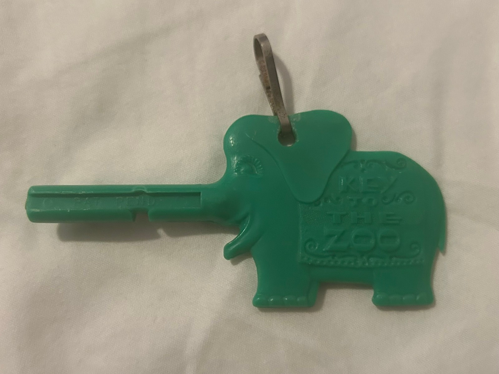 🐘Vintage PHILADELPHIA ZOO ELEPHANT KEY  Green Plastic Trunky