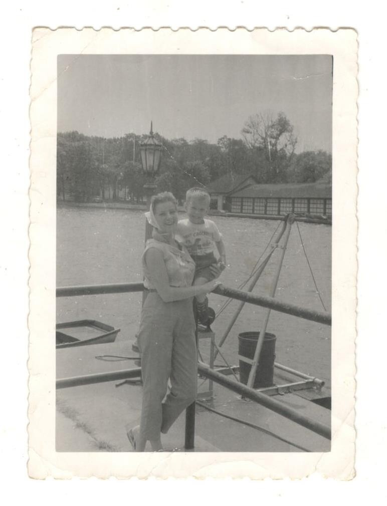 Vintage Photo Pretty Woman Boy Mom Holding Son Davy Crocker T-Shirt 1950\'s OPL43