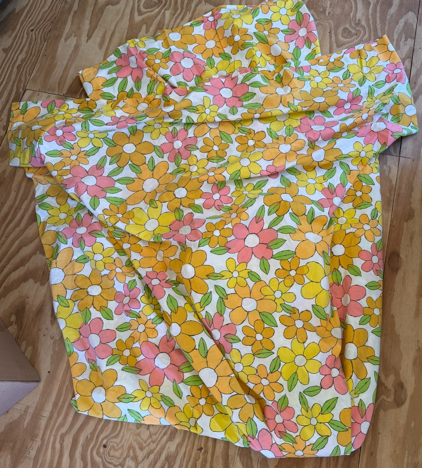 Vintage 1960s Flower Power King Flat Sheet MCM Cannon Light and Lively Daisy