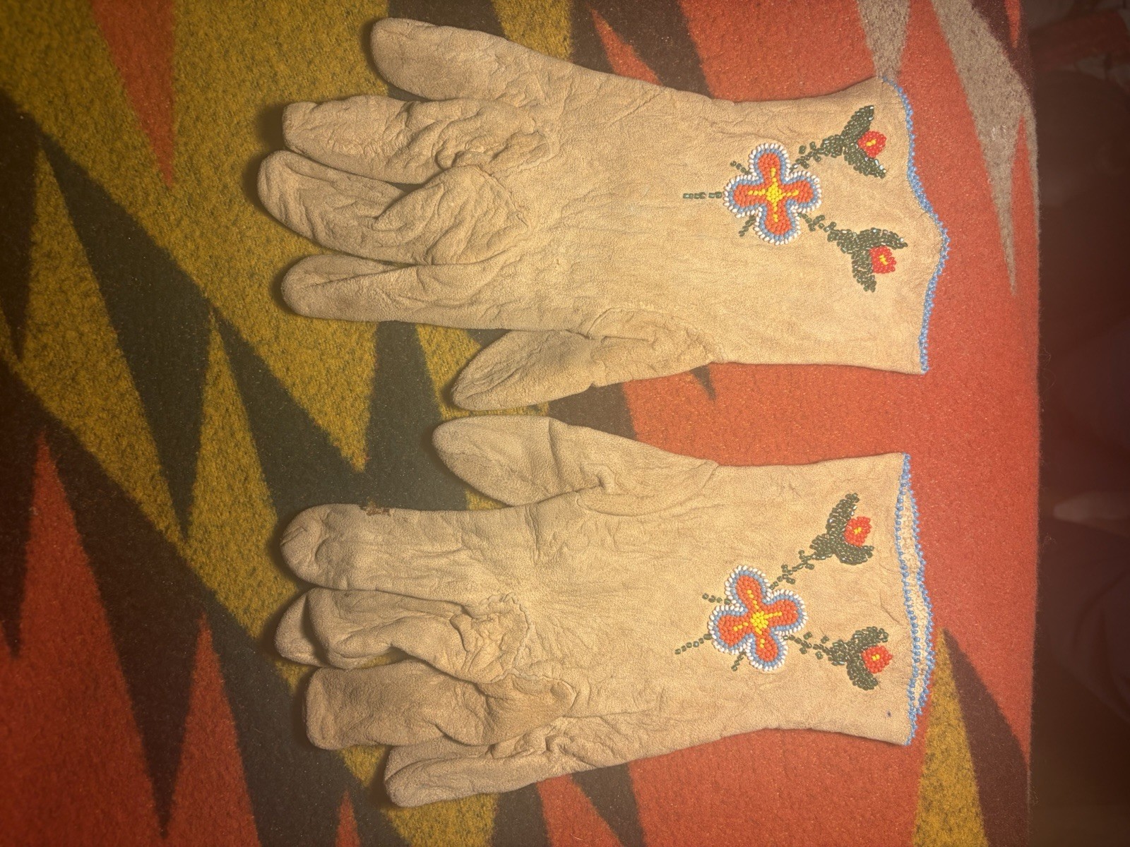 Vintage Early - Mid 1900s Women’s Native American Indian Beaded Leather Gloves
