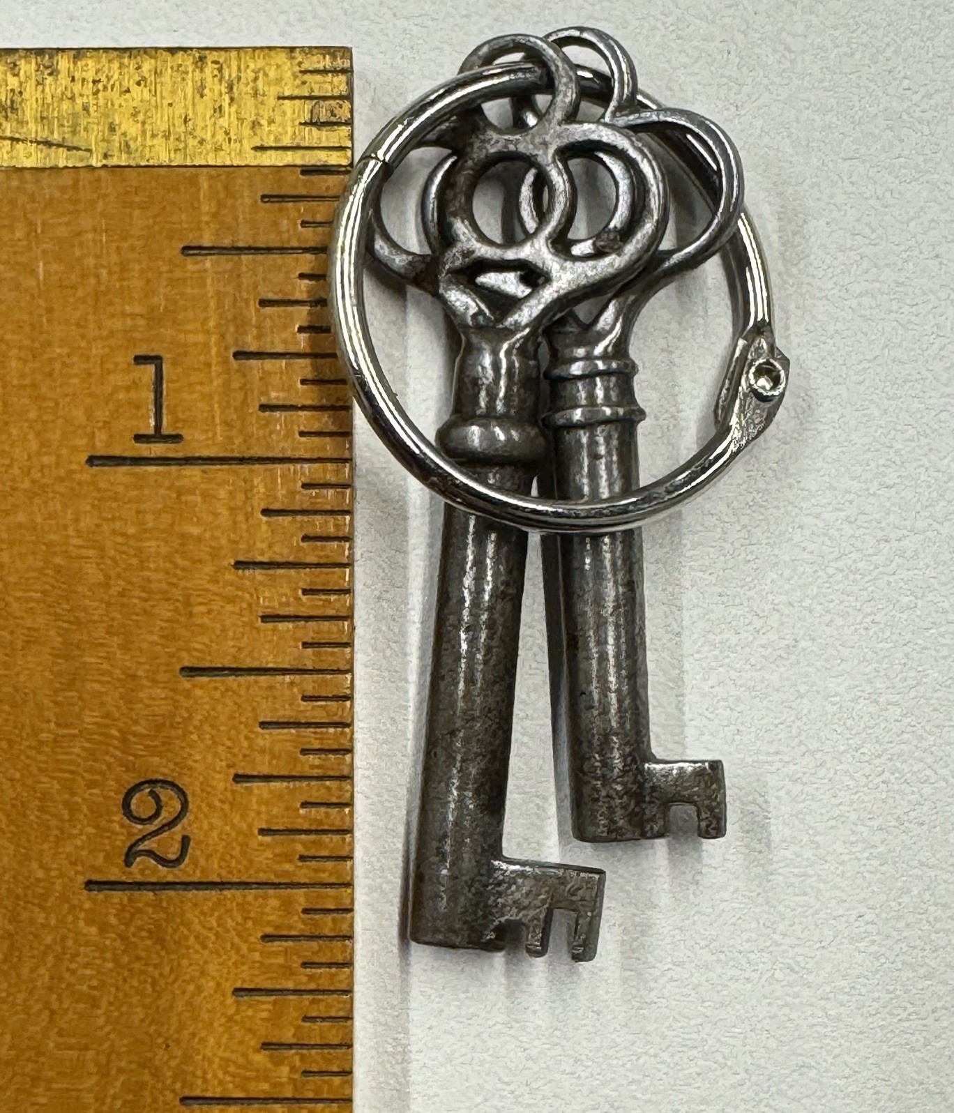 🌿 🗝2 Antique Hollow Barrel Skeleton Keys Cloverleaf Bow Vintage Furniture 