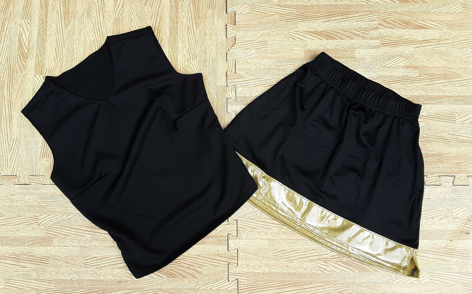 TEEN Black Gold Cheerleader Uniform Top Skirt 30-32/22-25\