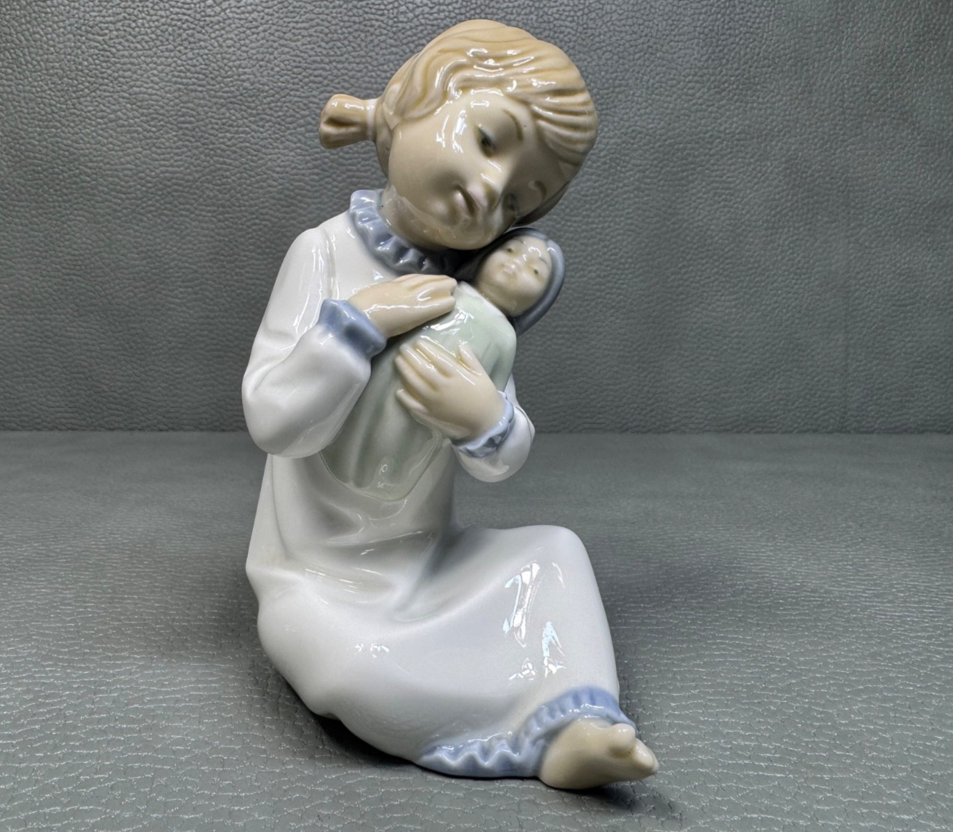 Vintage NAO by Lladro Girl Holding Baby Doll Porcelain Figurine Spain 6\