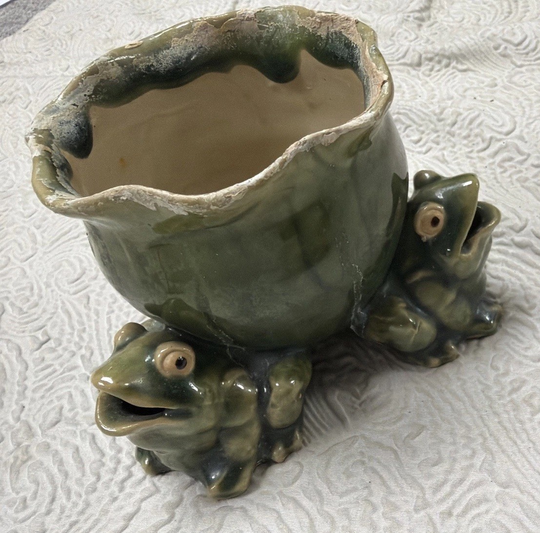 Vintage Ceramic 3 Smiling Frogs Holding Up Cabbage Planter