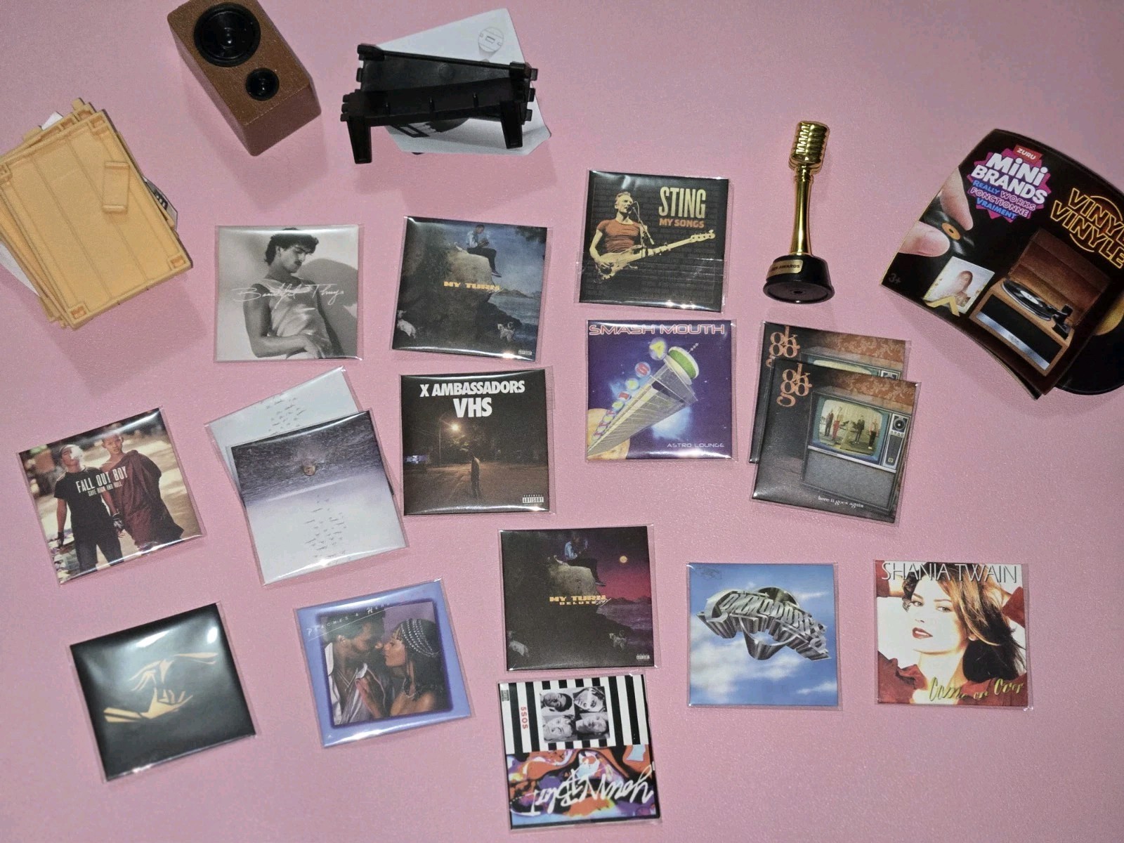 Zuru Mini Brands Vinyl 16 Vinyls Plus Accessories 