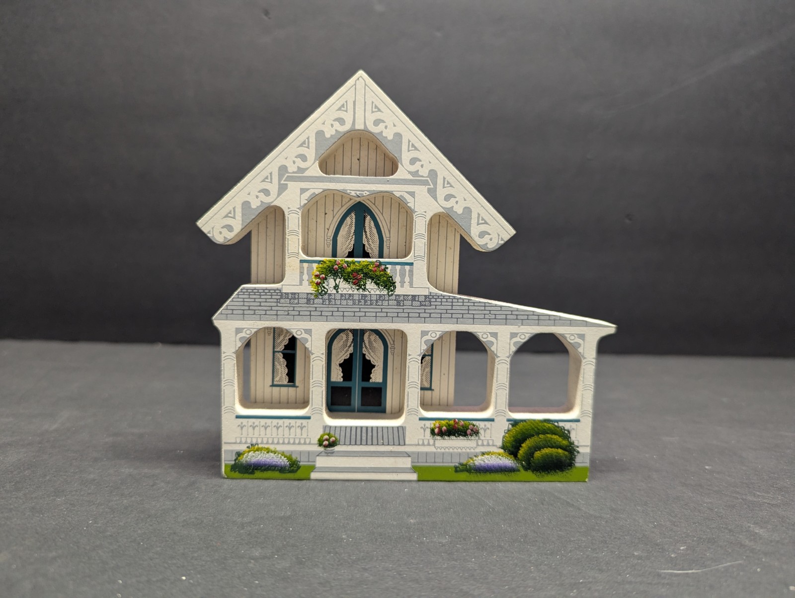 Shelia's Collectibles White Cottage Oak Bluffs, MA 1995 Shelf Sitter