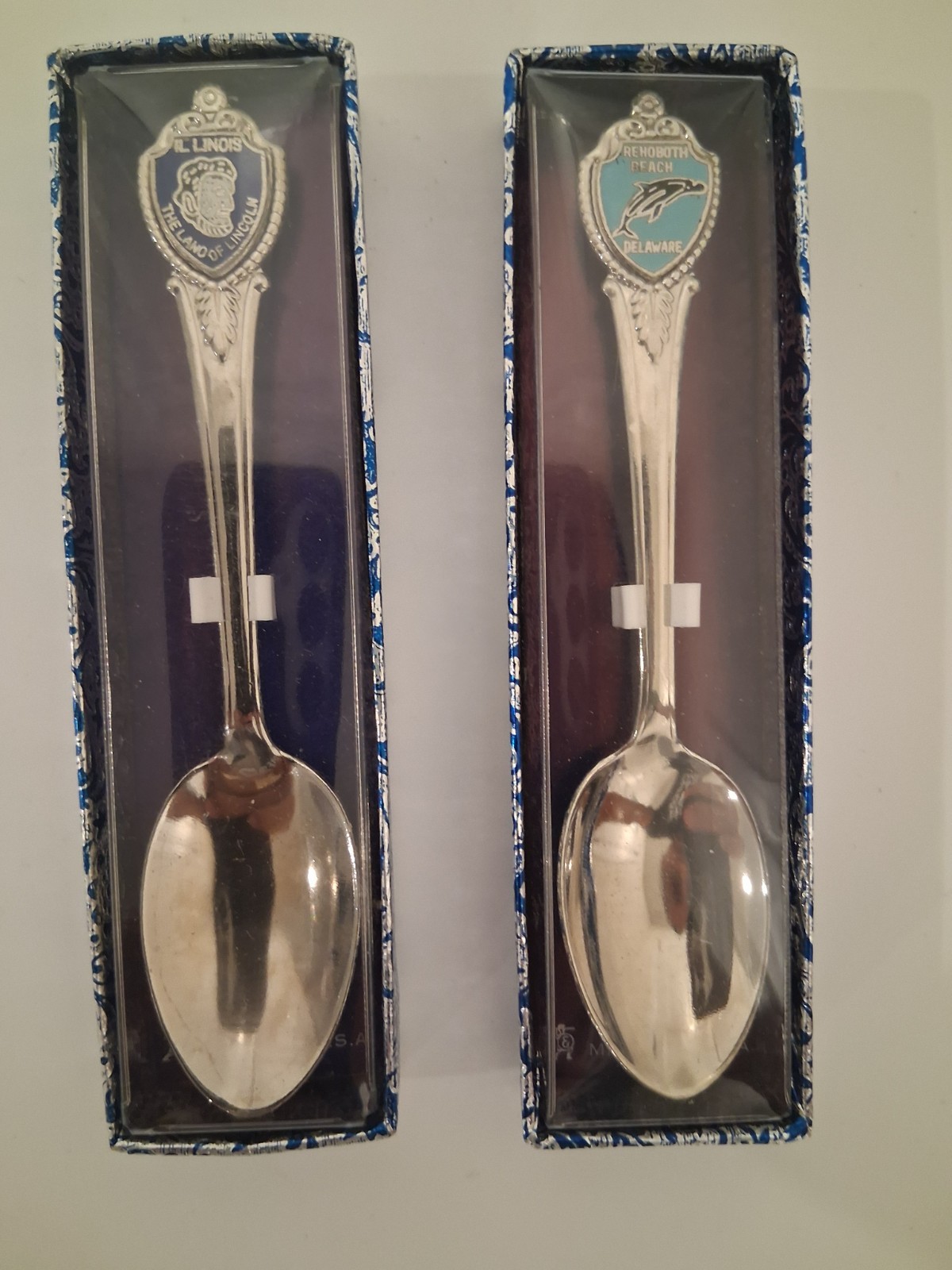 Lot of 2 Vintage US State Souvenir Collector Spoons - Illinois & Delaware NIB