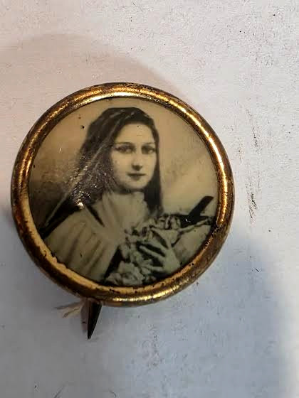 Rare Antique Ex-Voto Relic Saint Theresa of Lisieux Pin Back Button Jesu Infant