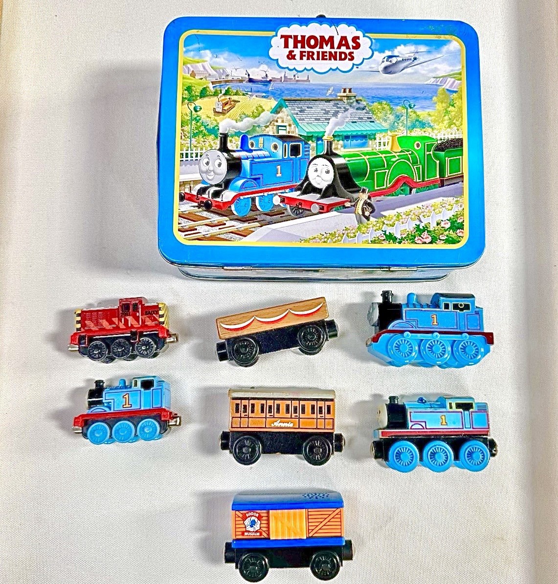 Thomas the Train & Friends VTN Gullane (Thomas) Lunch Box W/ 7 Thomas Trains