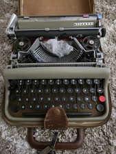 Vintage Olivetti Underwood Lettera 22 with Matching Case 1950s Typewriter picture