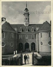 1953 Press Photo Colonial Capitol Building in Williamsburg, Virginia - lrx76532 picture