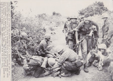 1966 Press Photo US Marines give Artificial Respiration to Dying Man in Vietnam picture