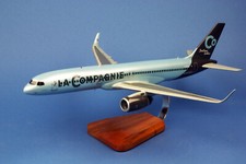 La Compagnie Boeing 757-200 F-HTAG Desk Top Display Jet Model 1/100 PS Airplane picture