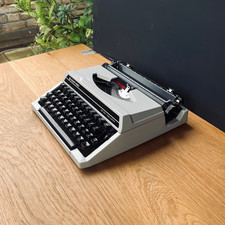 Silver Reed SR 100 Typewriter. Made in Japan. Superb Cond. Working. New ribbon. picture