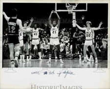 1978 Press Photo UNCC players set up defense during basketball game - lrb14972 picture