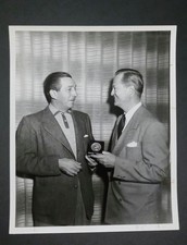 VTG 1953 Walt Disney Receiving Family Medal Original Type 1 Press Photo picture