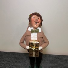 Vtg Byers Choice Caroler Man with Gold Wrapped Present Gift, Green Bow Tie picture
