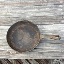 MSE Cast Iron 10in Round Frying Pan Skillet with Pour Spout picture
