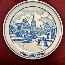 ELTZER HOF Collector Plate Blue 1987 Hutschenreuther Winter Skate Scene Germany picture